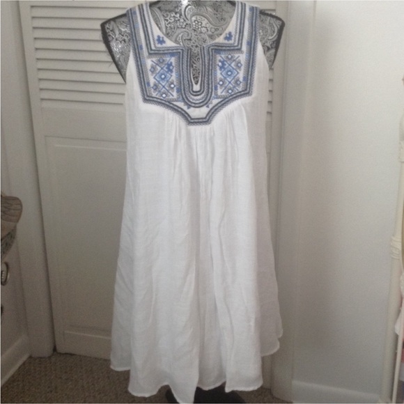 White dress with blue floral design. - Picture 10 of 10